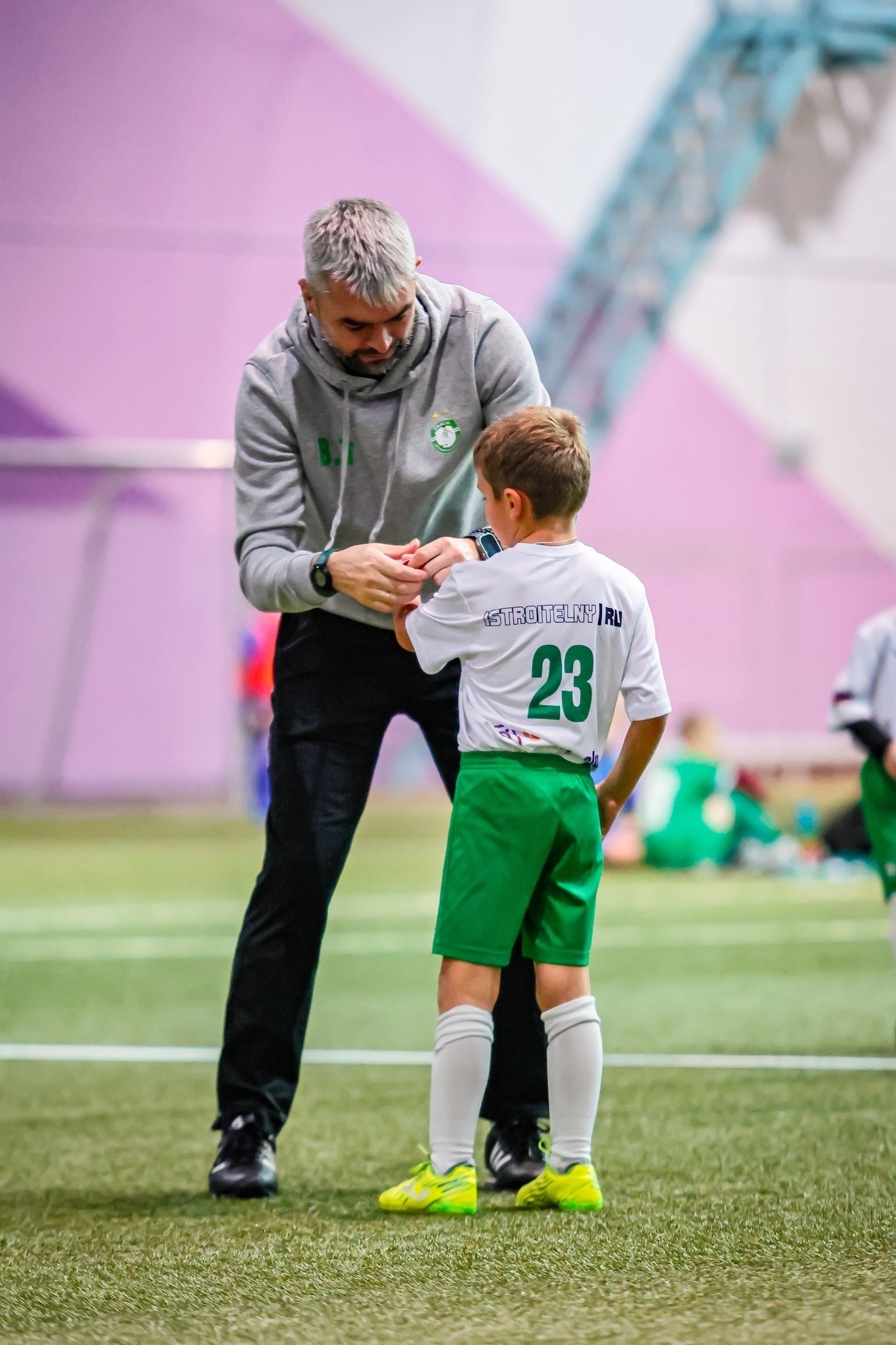 Тренер с юным футболистом